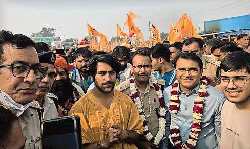 पुष्पवर्षों के साथ ‘सनातन एकता पदयात्रा' मथुरा के लिए रवाना