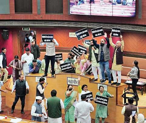 नगर निगम सदन में हंगामे के बीच पारित हुए कई प्रस्ताव