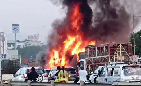 मुंबई-बेंगलुरु राजमार्ग पर हादसा, आठ की मौत