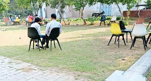 अल फलाह यूनिवर्सिटी पर कसा शिकंजा तो छात्र लौटने लगे घर