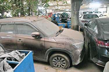 पार्किंग में वर्षों से खड़े लावारिस वाहन सुरक्षा के लिए हो सकते हैं खतरा