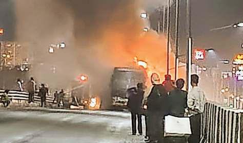 आगरा से अमृतसर जा रही बस में लगी भीषण आग