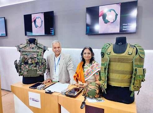 रक्षा मंडप में सैनिकों की सुरक्षा बढ़ाने वाला बुलेट प्रूफ जैकेट रहा आकर्षण