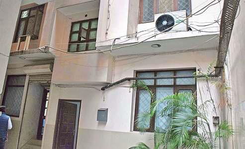 दुबई में बिजनेस में भी हाथ आजमा रहा है जवाद, पत्नी भी दे रही साथ