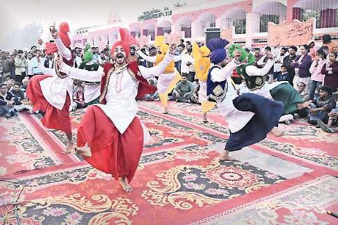 पारंपरिक वाद्य यंत्र तो कहीं शिल्पकारों की कला दर्शकों को कर रही आकर्षित