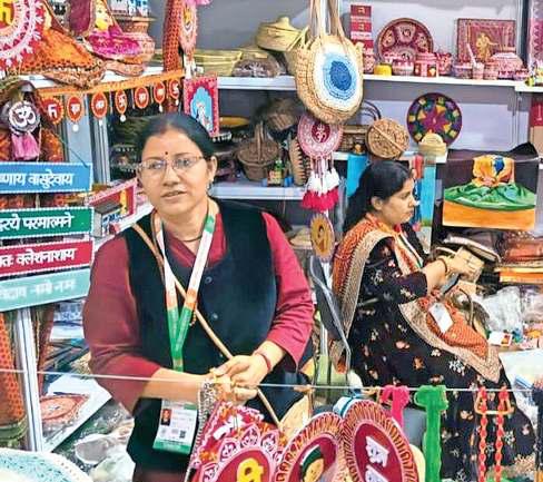 महिलाएं अपनी कला से कर रहीं प्रभावित