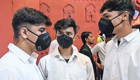 राजधानी की हवा अब भी 'बहुत खराब' वजीरपुर और बवाना में एक्यूआइ 'गंभीर'