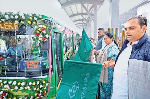 आजादपुर में शुरू हुआ अत्याधुनिक बस टर्मिनल, 40 नई ई-बसें भी मिलीं