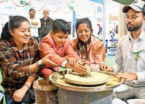 युवाओं को चकित कर रही झारखंड की हस्तशिल्प