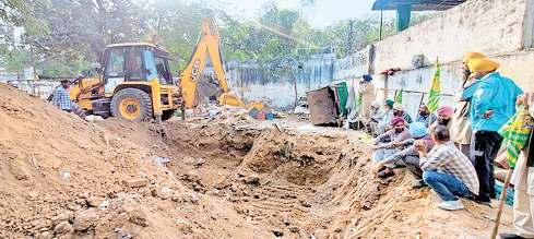 ईओ के सरकारी आवास में खोदाई, शंभू बार्डर से चोरी हुईं ट्रालियों के पुर्जे बरामद