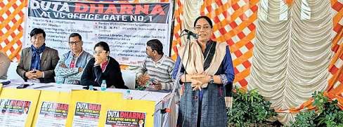 डीयू शिक्षकों ने सुरक्षा को लेकर कुलगुरु कार्यालय पर दिया धरना