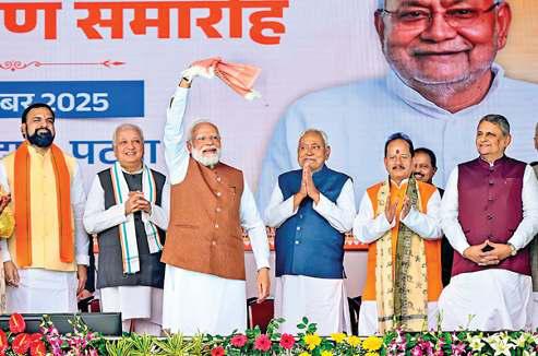 उत्सवी माहौल में नीतीश ने 26 मंत्रियों संग ली मुख्यमंत्री पद की शपथ, साक्षी बने पीएम