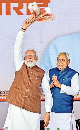 पटना में प्रधानमंत्री मोदी ने मंच पर भगवा गमछा लहराकर दिया दूरगामी संदेश