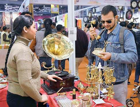 आइ फोन के दौर में ग्रामोफोन और रेडियो का आकर्षण