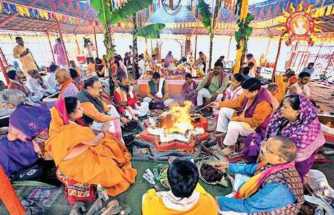 यज्ञ मंडप की वेदी पर प्रतिष्ठित दो धर्म ध्वज का विशेष मंत्रों से पूजन