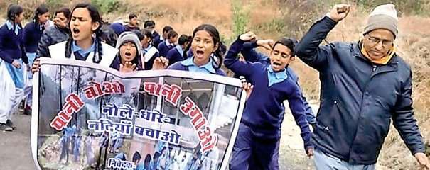 शिक्षक के पर्यावरण प्रेम से पहाड़ पर दोबारा फूटने लगे जलस्रोत