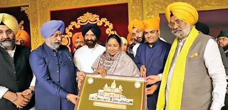 सिख गुरु के वंदन में दंडवत लाल किला