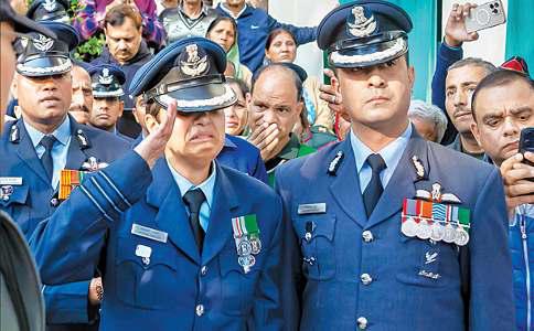 पत्नी ने दी नमांश को अंतिम सलामी, मां की वेदना से टूटा आसमान