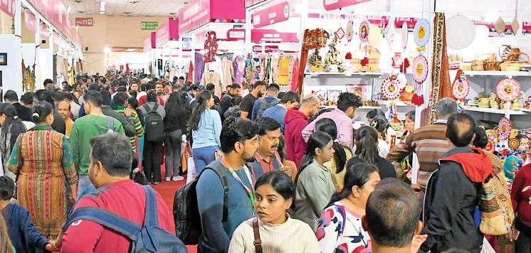 छुट्टी के दिन मेले में पहुंचे एक लाख से अधिक लोग