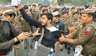 बढ़ते प्रदूषण को लेकर प्रर्दशन कर रहे लोगों ने पुलिसकर्मियों पर छिड़का पेपर स्प्रे, हालत बिगड़ी