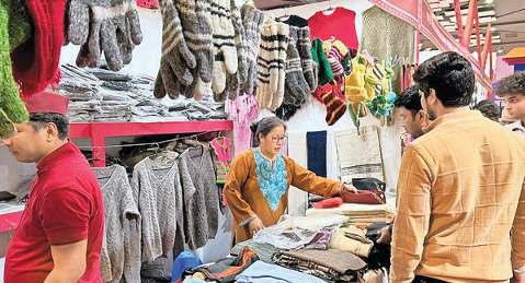 लोगों को खूब लुभा रहे उत्तराखंड के पारंपरिक ऊनी वस्त्र