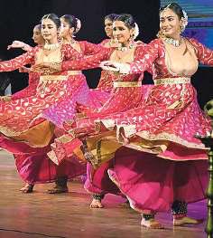 देवी स्तुति और शिव तांडव को देख भक्ति में डूबे दर्शक