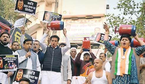मुफ्त सिलिंडर का वादा पूरा नहीं करने पर कांग्रेस ने भाजपा सरकार को घेरा