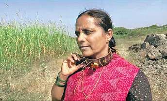 तेंदुओं से बचने के लिए गले में नुकीली कीलों वाले पट्टे पहन रहे लोग