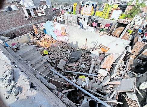 ग्रेप प्रतिबंध के बीच बन रहे मकान का लिंटर गिरा, पांच लोग घायल