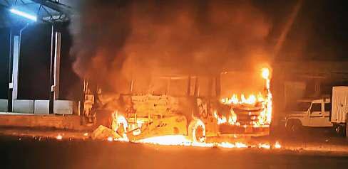 वीआइटी में आधी रात छात्रों ने की तोड़फोड़ और आगजनी