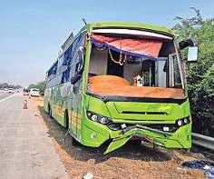 यमुना एक्सप्रेसवे पर असंतुलित होकर पलटी तेज रफ्तार डबल डेकर बस, 14 यात्री घायल