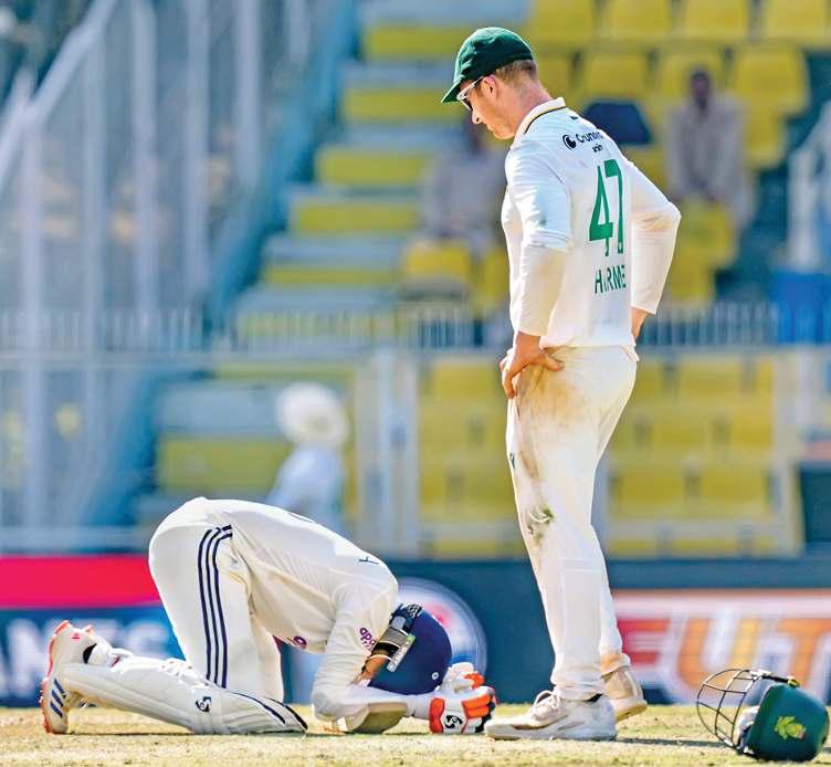 घुटनों के बल भारतीय टीम