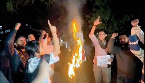 हिड़मा का समर्थन करने वालों का एबीवीपी ने जेएनयू में पुतला फूंका