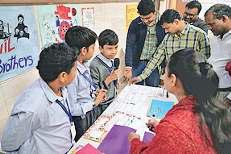 छात्रों ने दिखाई इंग्लिश स्पीकिंग स्किल