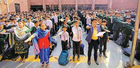 बच्चों ने ली संविधान का पालन करने की शपथ