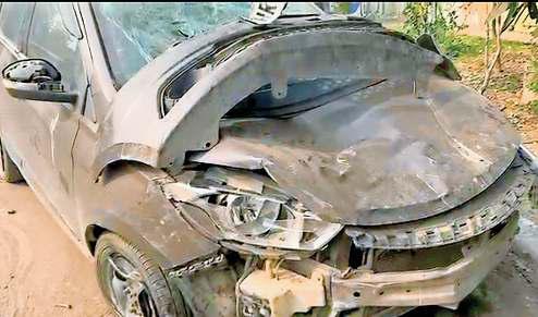 बेकाबू कार डिवाइडर से टकराई, चपेट में आए दो लोगों की मौत