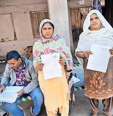 हाथ में चोट के बावजूद बीएलओ ने भरवाए 100 प्रतिशत फार्म