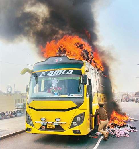 दिल्ली से वाराणसी जा रही स्लीपर बस में लगी आग