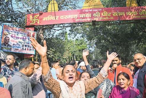 झंडेवालान देवी मंदिर के पास तोड़ा जर्जर ढांचा, हंगामा