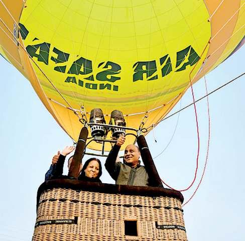 हाट एयर बैलून में होकर सवार, हवा में लिए पंख पसार