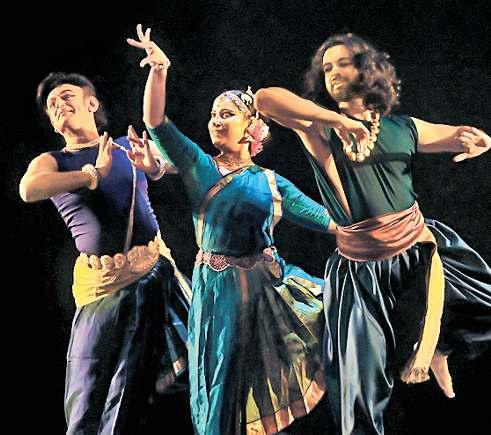 कलाकारों ने नृत्य की 'पुण्य त्रयम्' प्रस्तुति से मोहा मन