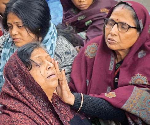 मां बोली, मेरे सामने ही बेटा धधकती आग में समा गया