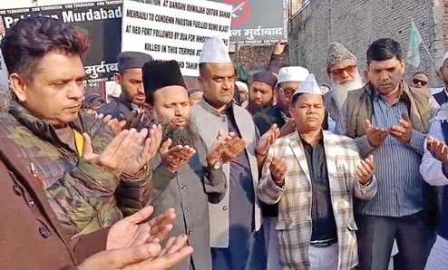धमाके के विरोध में दरगाह पर प्रदर्शन