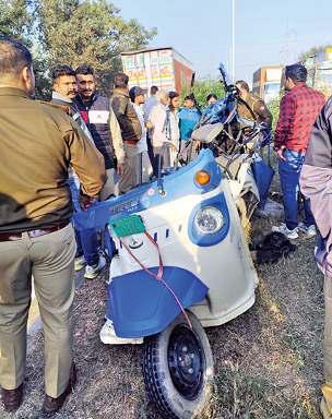 बेकाबू रोडवेज बस ने आटो को रौंदा, एक परिवार के पांच लोगों समेत छह की मौत