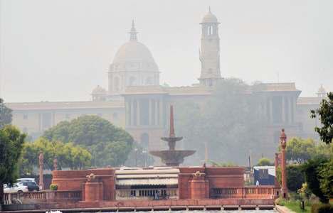 हवा चलने से 24 दिन बाद दिल्ली की हवा में कुछ सुधार, एक्यूआइ 279