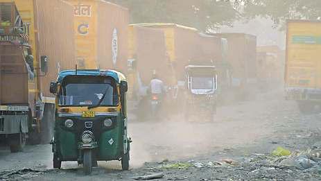 नगर निगम की सड़कों पर अधिक धूल