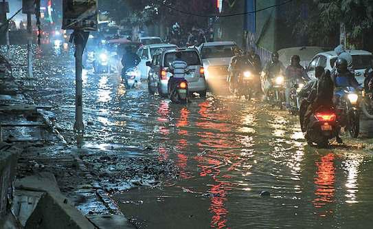मेट्रो स्टेशन के नीचे पाइप लाइन फटी, जलभराव