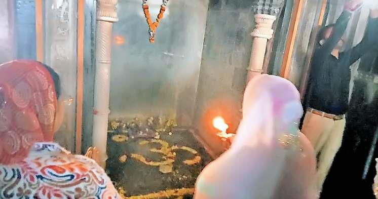 भोजशाला में वाग्देवी का फाइबर कटआउट ले जाने पर विवाद, हंगामा