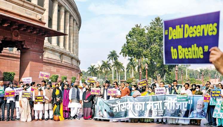एनसीआर में प्रदूषण पर विपक्ष का संसद के द्वार पर प्रदर्शन