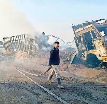 खराब खड़े ट्रक से टक्कर के बाद दूसरे में लगी आग, चालक-क्लीनर जिंदा जले